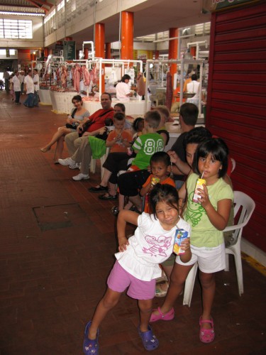 Enrique treats us to a drink at the markets