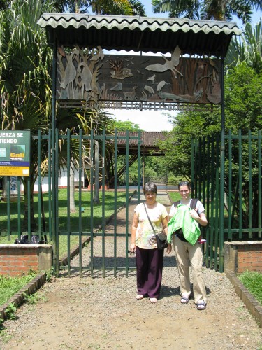 Magnolia, Leanne and Andres out the front of Ecoparque Lago de las Garzas