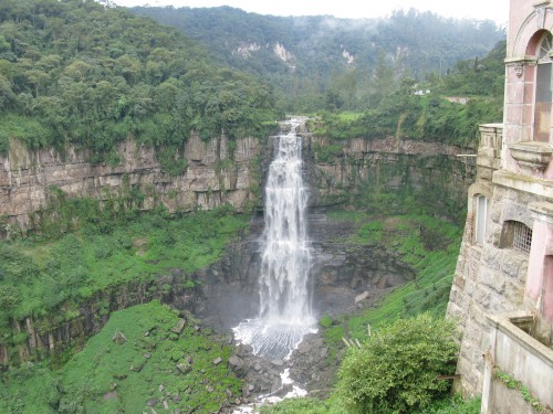 Waterfall along the road to the Zoologico Santacruz